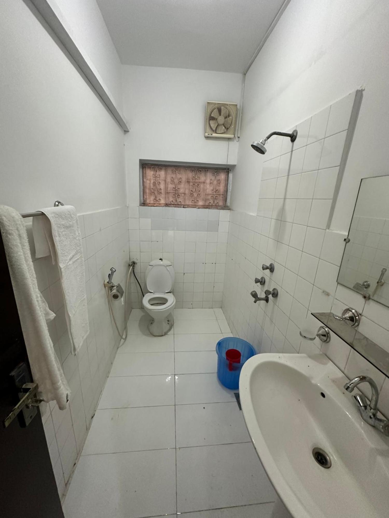 Decent Lodge Guest House 이슬라마바드 외부 사진