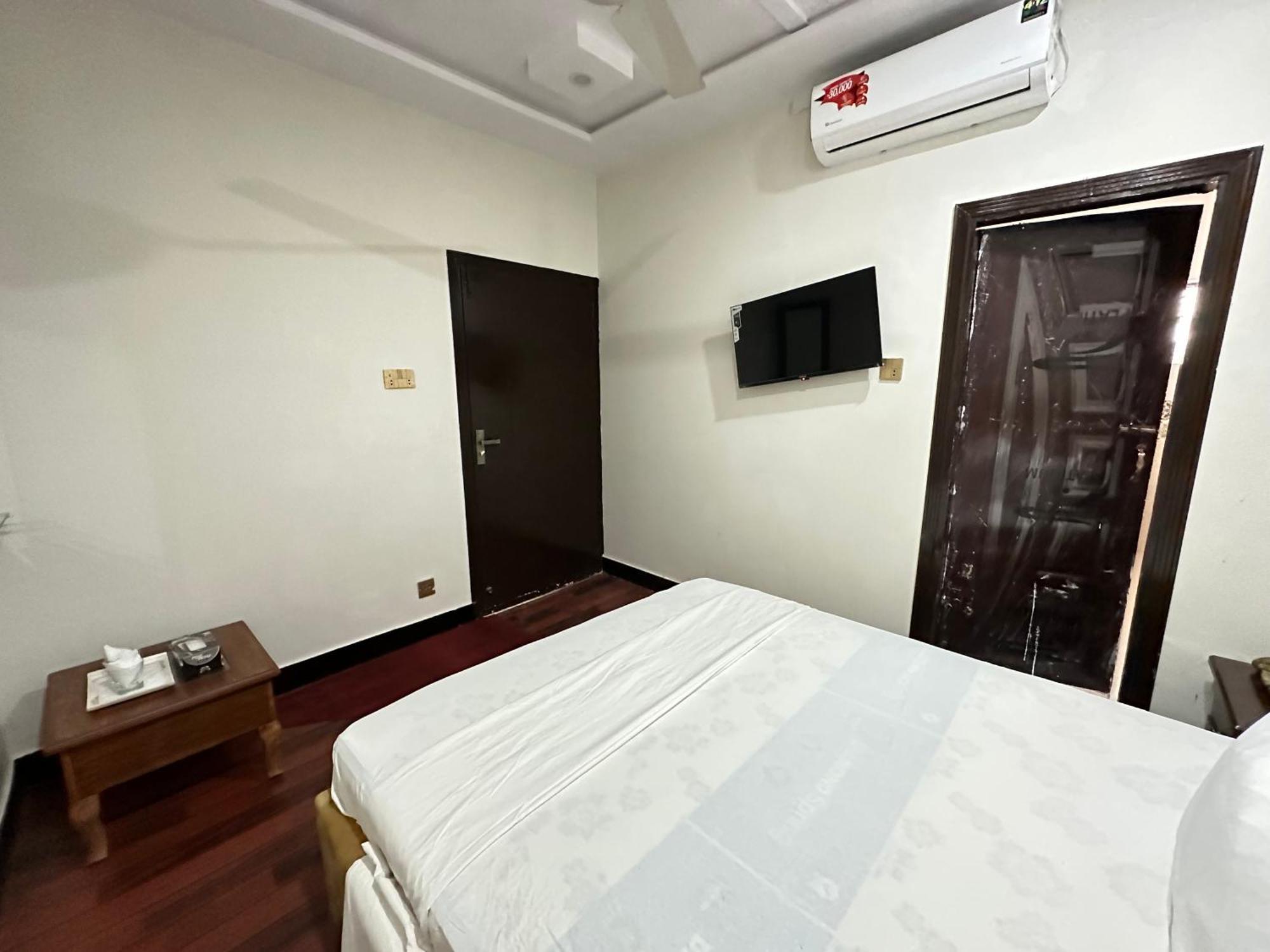 Decent Lodge Guest House 이슬라마바드 외부 사진