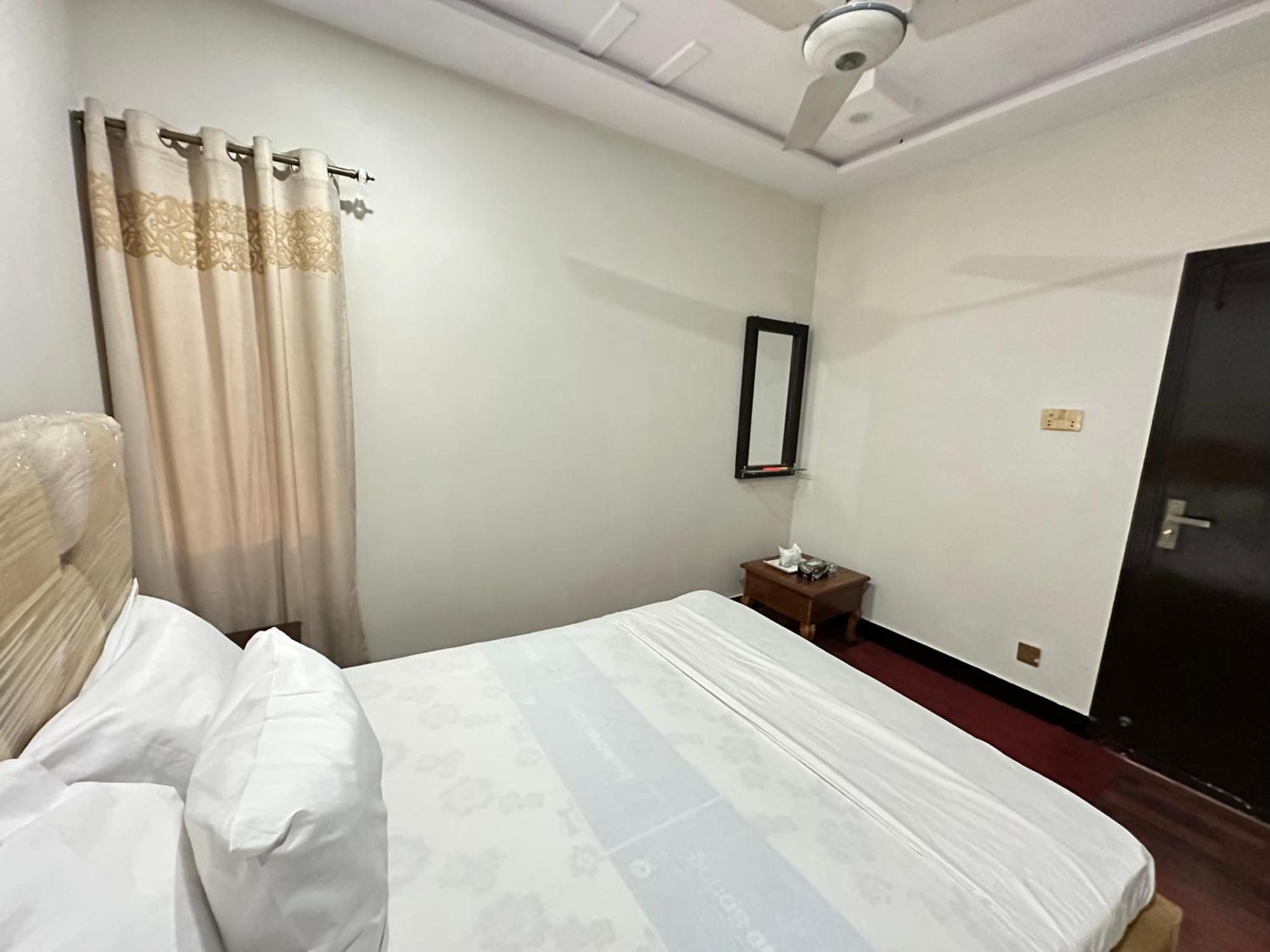 Decent Lodge Guest House 이슬라마바드 외부 사진