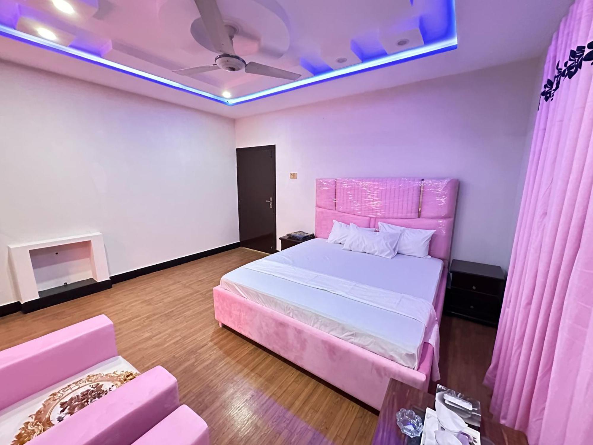 Decent Lodge Guest House 이슬라마바드 외부 사진